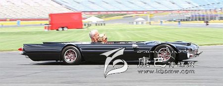 世界上最“扁”的汽車(chē) 躺著(zhù)開(kāi)！