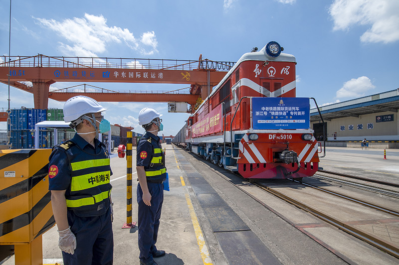 2022年6月29日，浙江金華，中老鐵路國際貨運列車(chē)浙江號“鐵路快通”首趟專(zhuān)列經(jīng)海關(guān)監管后，從浙江省鐵路金華南站鳴笛啟程，經(jīng)磨憨口岸駛向老撾萬(wàn)象。