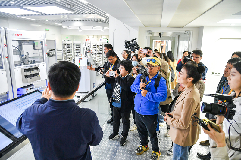 2023年10月16日，第三屆“一帶一路”國際合作高峰論壇新聞中心組織中外記者采訪(fǎng)。記者在中德大廈內的博世未來(lái)工廠(chǎng)展區參觀(guān)，了解其高質(zhì)量創(chuàng  )新發(fā)展成果。
