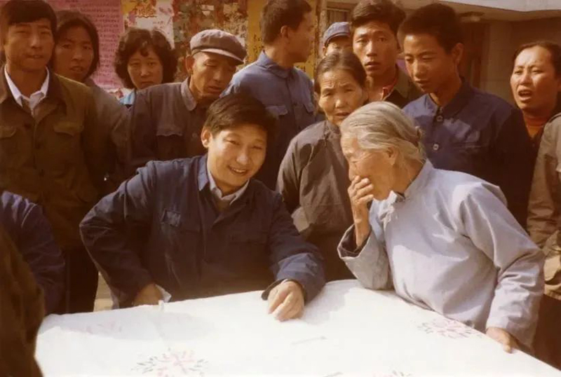 1983年，時(shí)任河北正定縣委書(shū)記的習近平，臨時(shí)在大街上擺桌子聽(tīng)取老百姓意見(jiàn)。