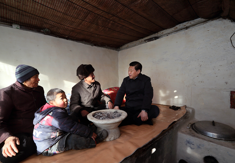 2012年12月30日，習近平在河北省阜平縣龍泉關(guān)鎮駱駝灣村看望唐榮斌老人一家。