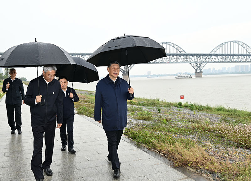 2023年10月10日，習近平總書(shū)記在江西長(cháng)江國家文化公園九江城區段冒雨考察。