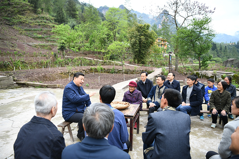 2019年4月15日，習近平總書(shū)記在重慶石柱土家族自治縣中益鄉華溪村同村民代表、基層干部、扶貧干部、鄉村醫生等圍坐在一起，共話(huà)脫貧攻堅。