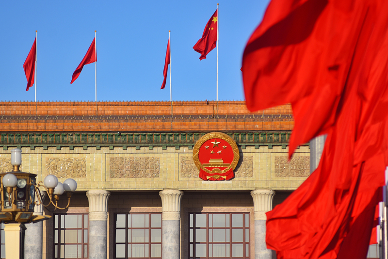 2024年3月8日，北京上空現“兩會(huì )藍”，人民大會(huì )堂前紅旗飄揚。