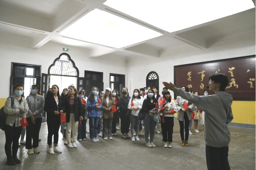 2021年5月20日，在喜迎中國共產(chǎn)黨建黨100周年之際，我校開(kāi)展了少數民族學(xué)生“學(xué)黨史、感恩黨、跟黨走”紅色研學(xué)活動(dòng)。