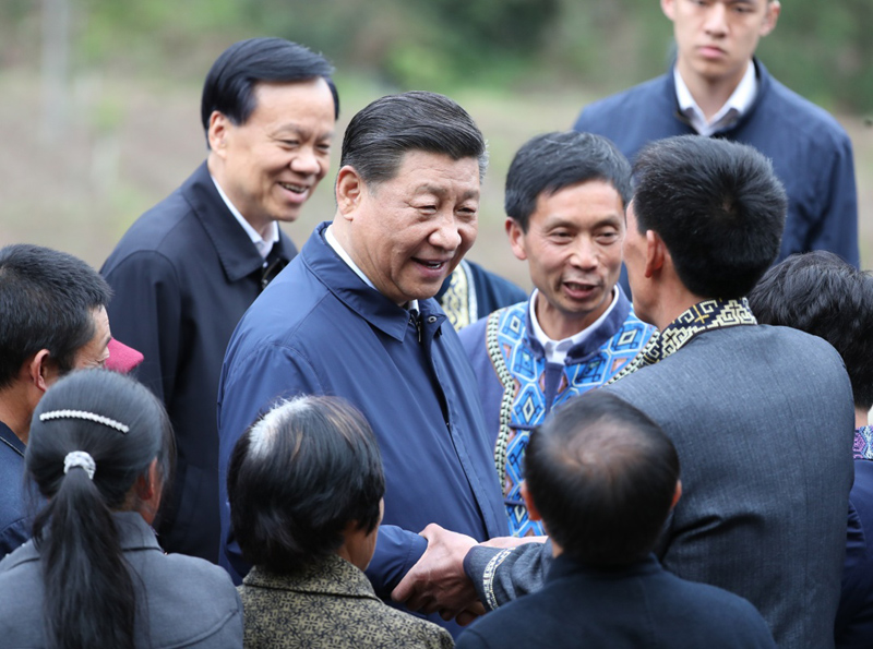 2019年4月15日至17日，中共中央總書(shū)記、國家主席、中央軍委主席習近平在重慶考察，并主持召開(kāi)解決“兩不愁三保障”突出問(wèn)題座談會(huì )。這是4月15日下午，習近平在石柱土家族自治縣中益鄉華溪村同村民親切交流。新華社記者 丁海濤 攝