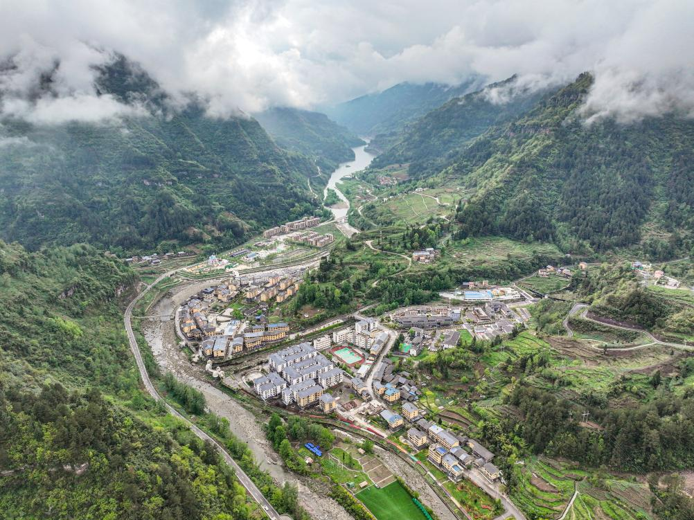 這是2024年4月11日拍攝的重慶石柱土家族自治縣中益鄉景色（無(wú)人機照片）。新華社記者 唐奕 攝