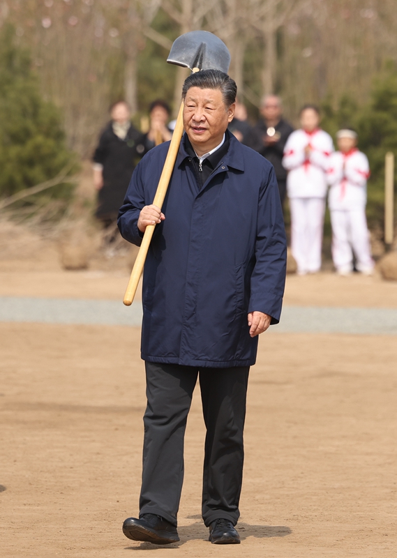 2024年4月3日，習近平總書(shū)記來(lái)到北京市通州區潞城鎮參加首都義務(wù)植樹(shù)活動(dòng)。