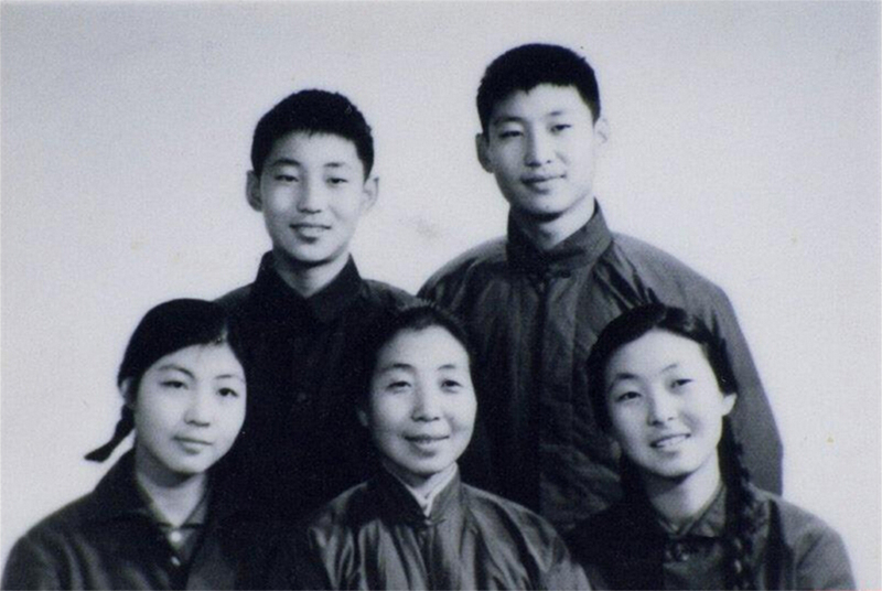 1972年冬，齊心和子女們。前排右起:齊橋橋、齊心、習安安。后排右起:習近平、習遠平。