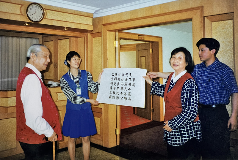1999年3月，習仲勛欣賞齊心的書(shū)法作品《官箴》。