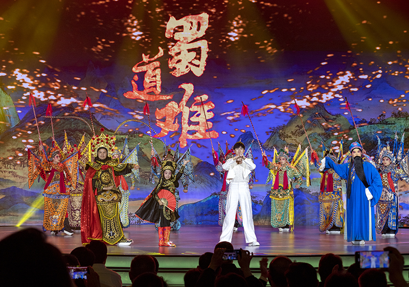 2023年10月13日，成都，“把青春華章寫(xiě)在祖國大地上”大思政課網(wǎng)絡(luò )主題宣傳和互動(dòng)引導活動(dòng)在四川大學(xué)舉行。