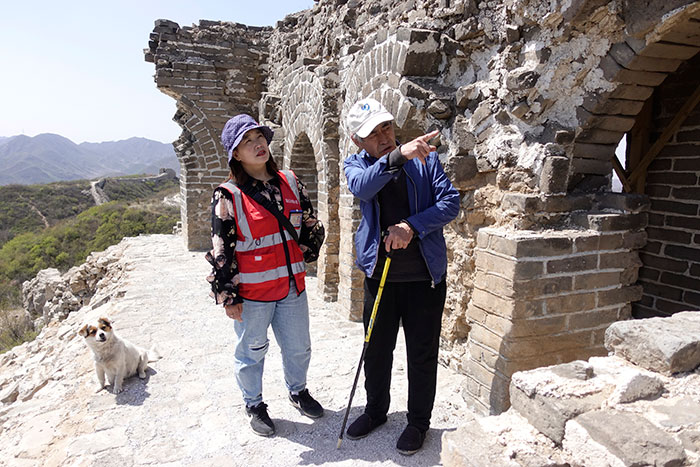 在明長(cháng)城遺址上，梅景田給外甥女劉紅巖講述長(cháng)城故事。