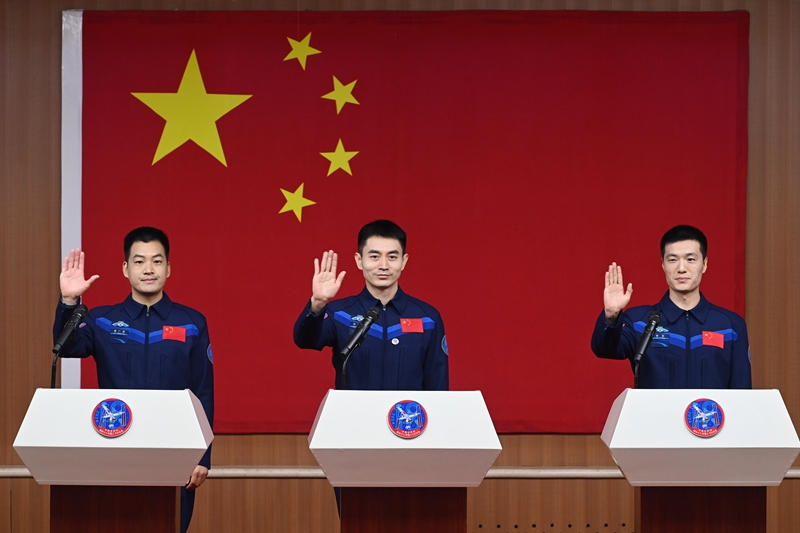 2024年月24日，神舟十八號載人飛行任務(wù)航天員葉光富（中）、李聰（右）、李廣蘇在酒泉衛星發(fā)射中心問(wèn)天閣與媒體記者集體見(jiàn)面。