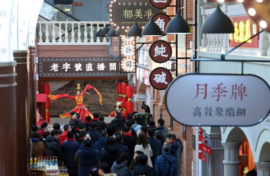 顧客在天津老字號集合店內觀(guān)看演出。新華社記者 趙子碩 攝