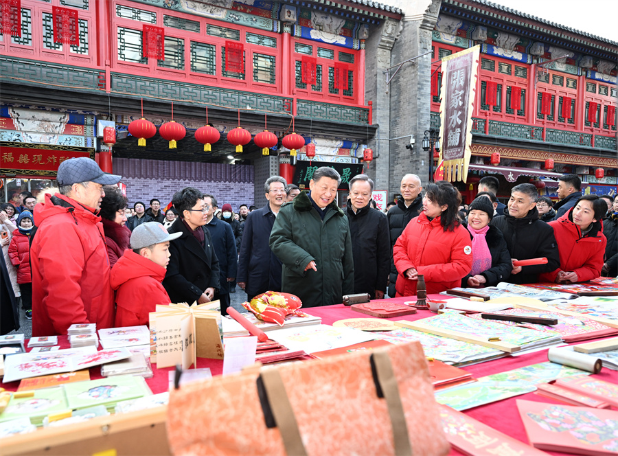 2024年2月1日下午，習近平在天津古文化街考察時(shí)，同店鋪員工和現場(chǎng)群眾互動(dòng)交流。新華社記者 謝環(huán)馳 攝