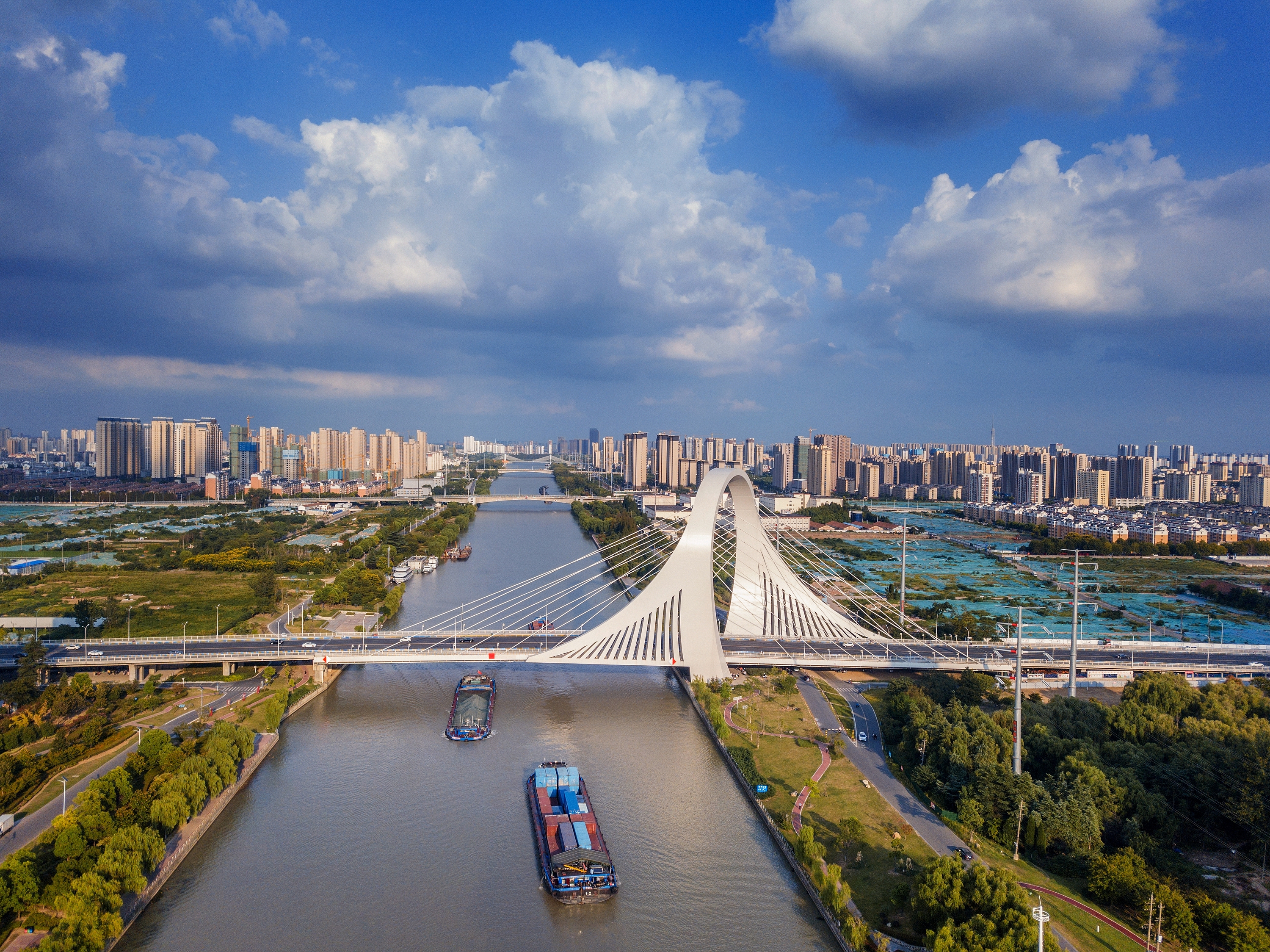 2022年9月12日，幾艘船舶行駛在江蘇淮安運河大橋附近。