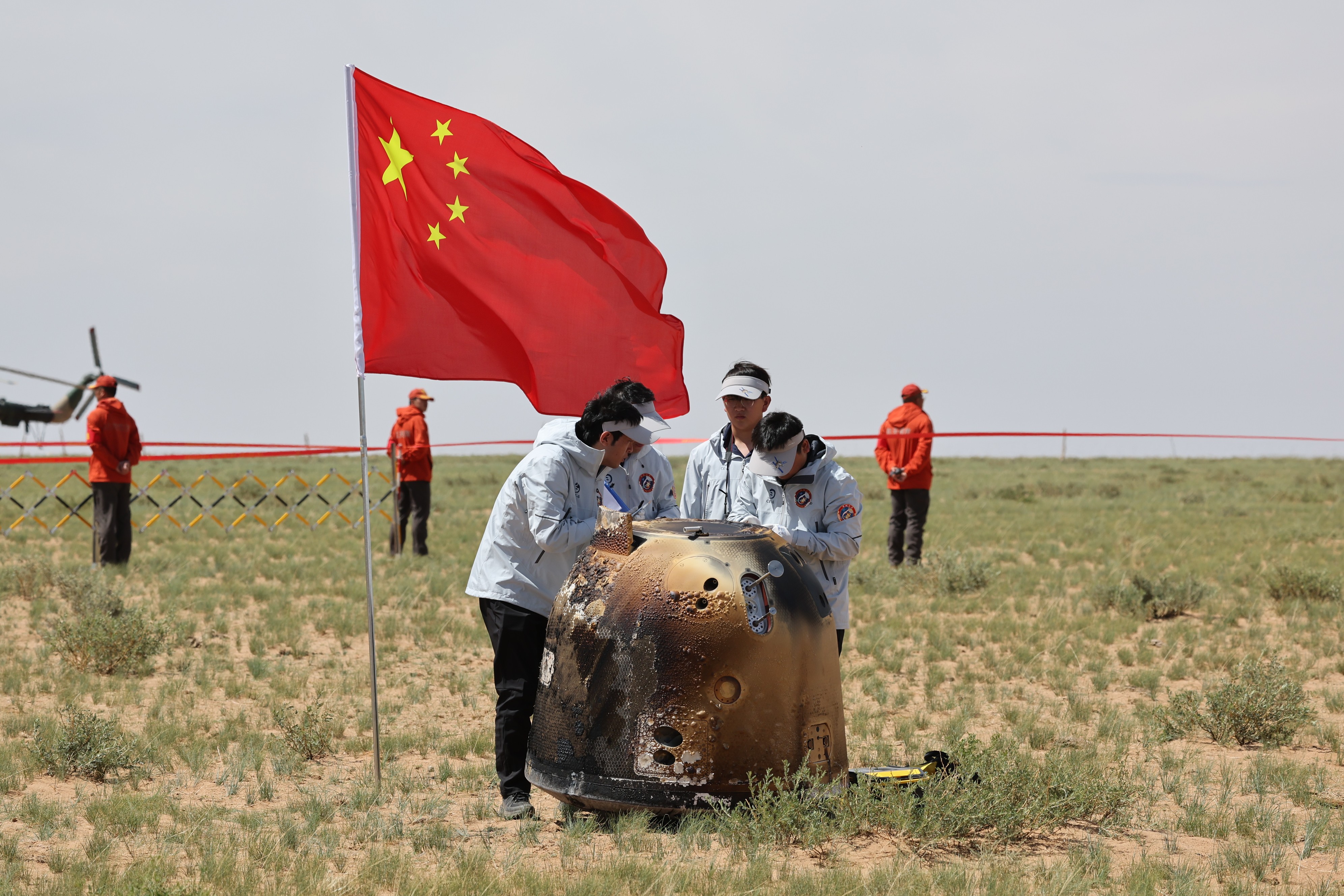 6月25日拍攝的嫦娥六號返回器回收現場(chǎng)。