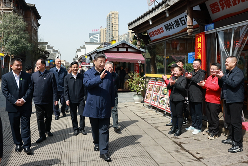2024年3月19日上午，習近平在常德河街考察時(shí)，同店主和游客親切交流。新華社記者 王曄 攝
