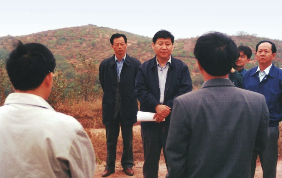 1999年11月，習近平在龍巖市長(cháng)汀縣河田水土流失治理區調研。圖源：《習近平在福建（下）》