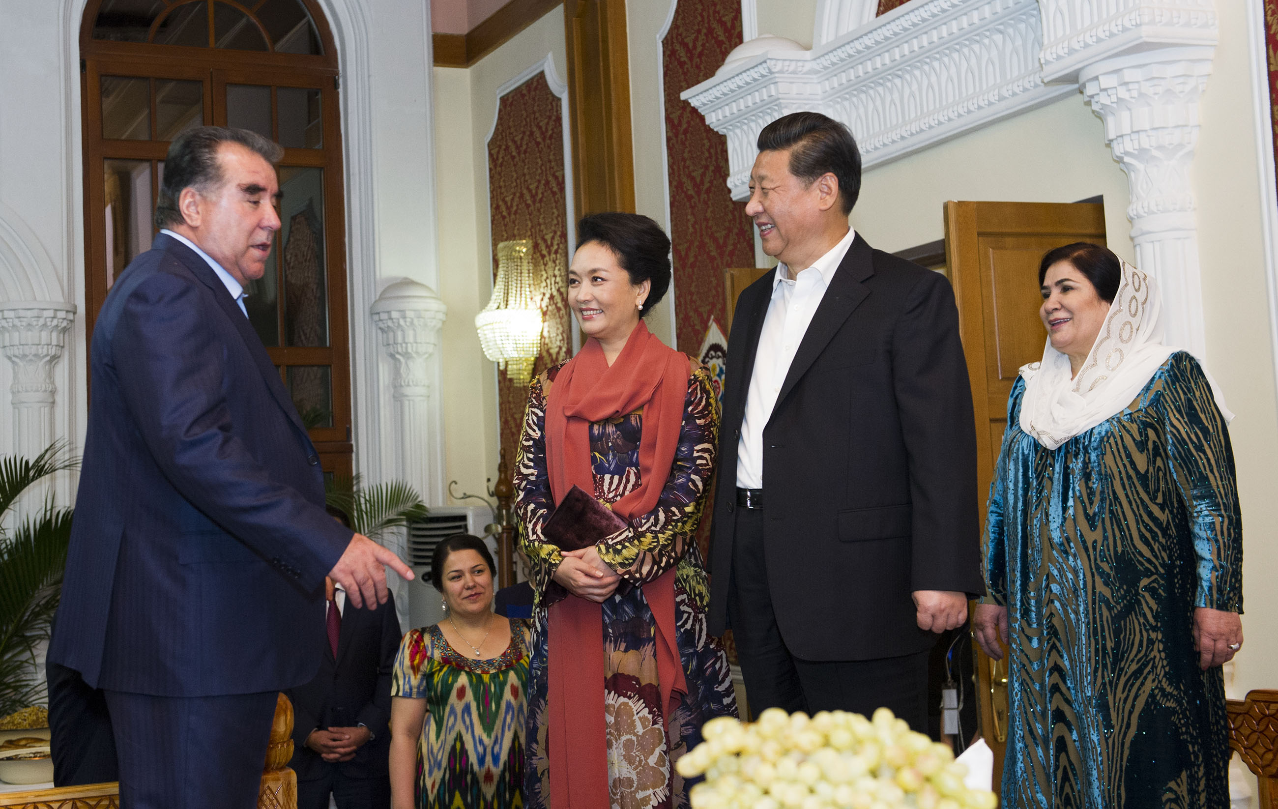2014年9月12日，習近平主席在杜尚別出席塔吉克斯坦總統拉赫蒙舉行的家宴。這是習近平主席和夫人彭麗媛在拉赫蒙夫婦陪同下參觀(guān)總統官邸。