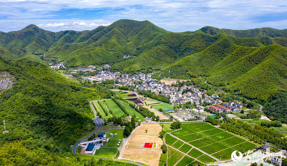俯瞰余村全貌。人民網(wǎng) 章勇濤 攝