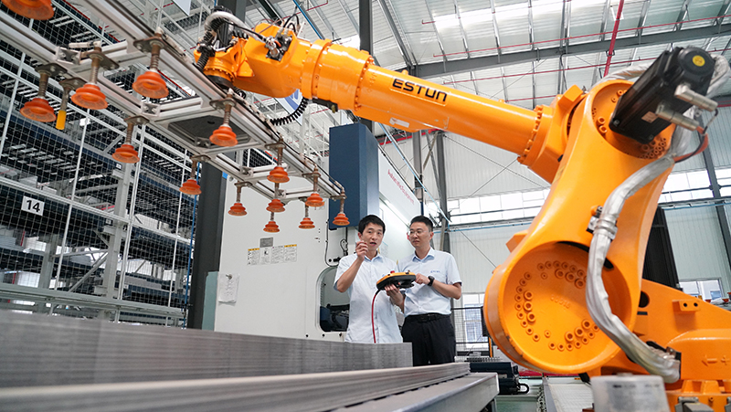 2023年8月26日，武漢，湖北長(cháng)江電氣有限公司智能車(chē)間，工作人員正在操作智能機械臂。