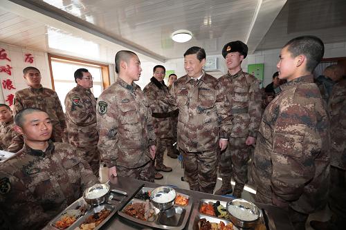 2014年1月26日中午，習近平來(lái)到連隊食堂，同戰士們一起用餐。新華社記者 李剛 攝