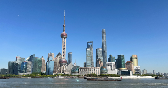 沿蘇州河遠眺陸家嘴城市建筑群。人民網(wǎng) 馬作鵬 攝