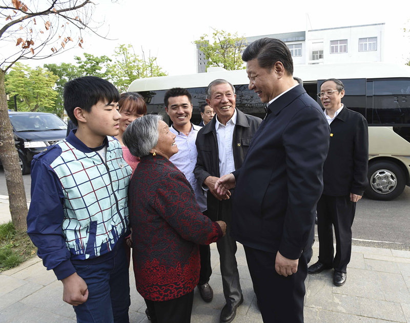 2016年4月25日，習近平在安徽省滁州市鳳陽(yáng)縣小崗村看望當年大包干帶頭人嚴金昌（右三）一家。
